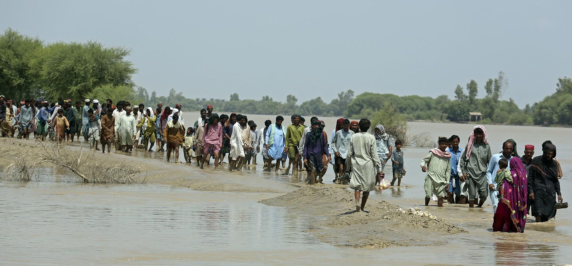 Las víctimas de las inundaciones sin precedentes provocadas por las lluvias monzónicas hacen fila para recibir ayuda humanitaria organizada por la Fundación Edhi, en el distrito Ghotki de Sindh, Pakistán, el miércoles 7 de septiembre de 2022.