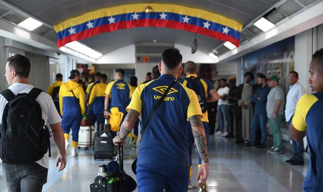 Destino Venezuela. Los futbolistas canallas caminan por el aeropuerto de Caracas