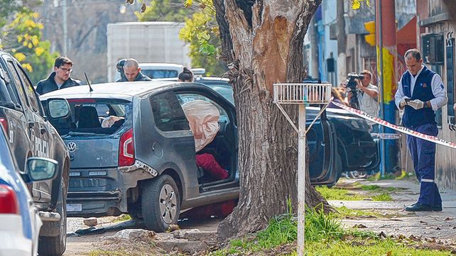 Callao y Cazadores. Luego de que el VW chocó contra el árbol