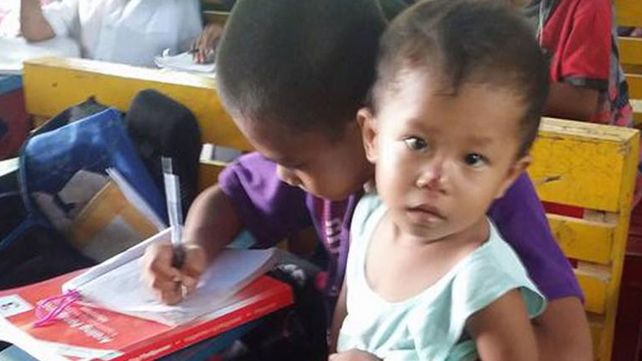 Va al colegio con su hermanito porque nadie puede cuidarlo