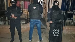 Personal de la Policía de Investigaciones en uno de los domicilios allanados en Venado Tuerto por un caso de extorsión.