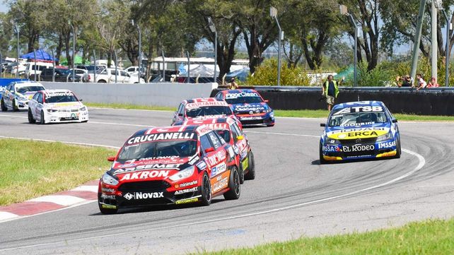 Thiago Martínez se zambulle en una curva en la última carrera de Alta Gracia con el Focus del Crucianelli Motorsport, y lo siguen el de Totoras, Ramiro Cano, y el venadense Ever Franetovich detrás. El equipo de Gustavo Cano, en fila.