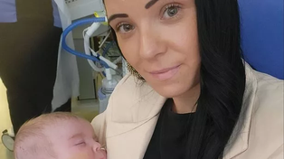 Indi Gregory en brazos de su madre, Claire Staniforth, cuando todavía estaba internada en el hospital.&nbsp;