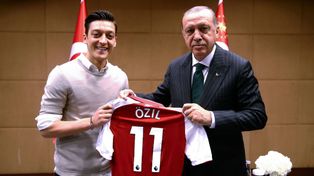 Ozil renunció a la selección alemana y desató la polémica