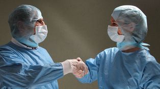 Dar la mano, ¿una costumbre que desaparecerá con el coronavirus?