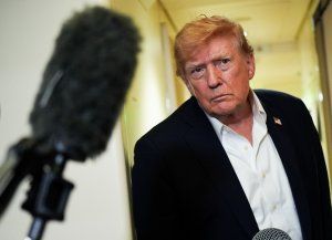 Es una farsa: Trump dijo que hay una enferma conspiración contra la IA