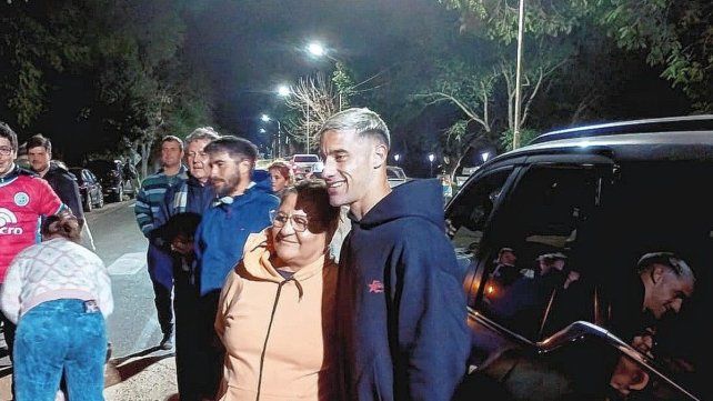 Leonardo Morales junto a los vecinos de Villa Urquiza.