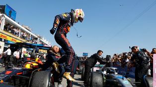 Verstappen se aleja cada más en la cima del campeonato de la F-1, gracias al error de Leclerc.