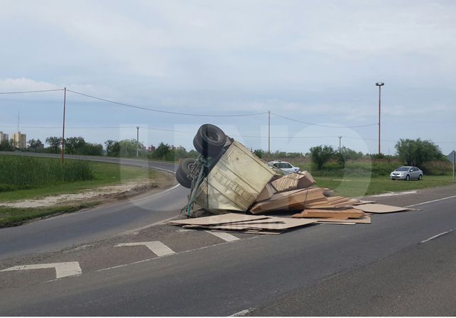 Volcó el acoplado de un camión en la Circunvalación Oeste
