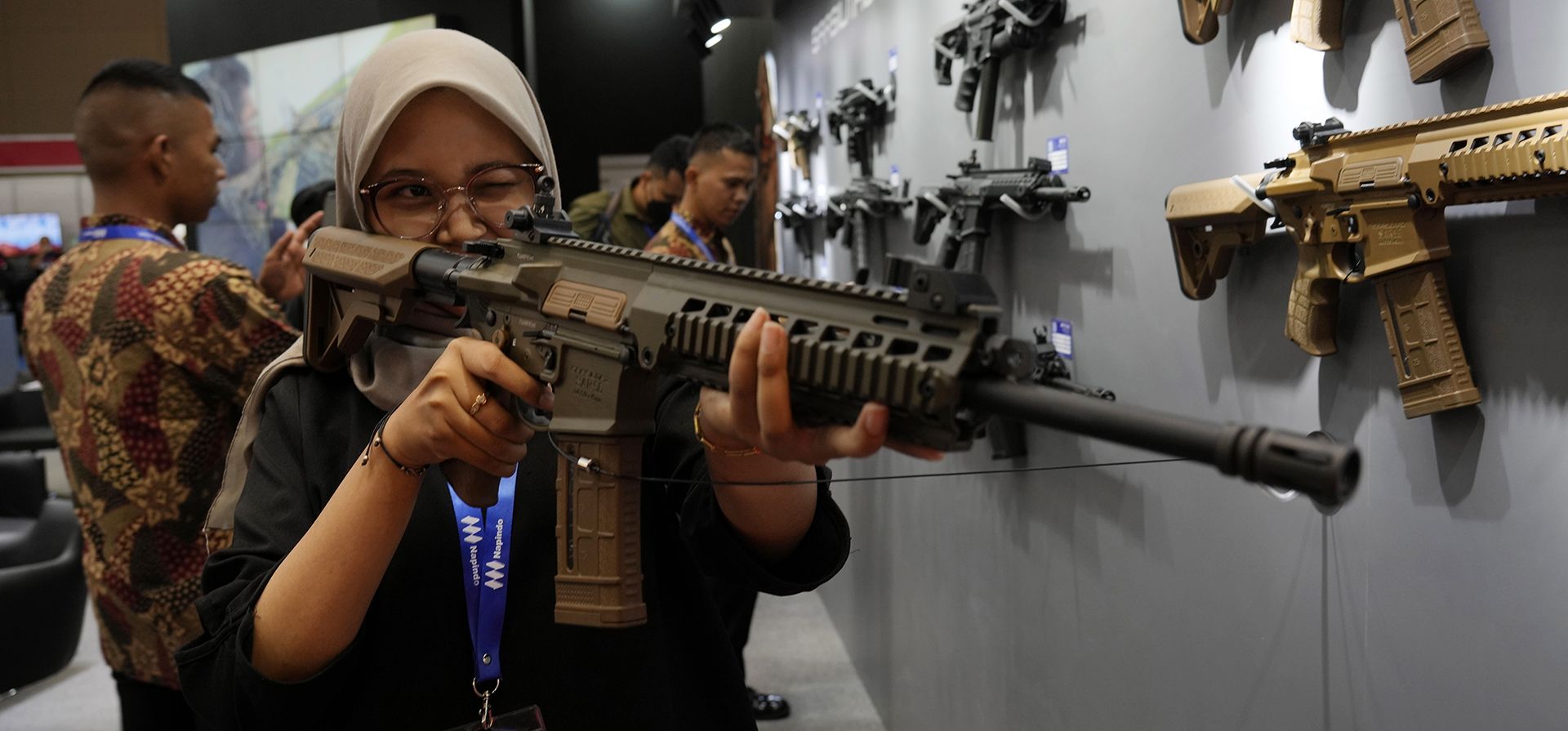 Una visitante sostiene un rifle de asalto SAR 56 durante el día inaugural de Indo Defense Expo 2022 en Yakarta, Indonesia, el miércoles 2 de noviembre de 2022. La exposición de cuatro días alberga exhibiciones, seminarios sobre defensa regional y asociaciones internacionales.