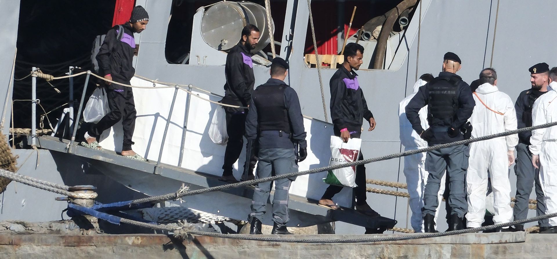 Un grupo de migrantes desembarcan del buque de la marina italiana Libra en el puerto de Shengjin, en el noroeste de Albania, el viernes 8 de noviembre de 2024, cuando un segundo grupo de ocho migrantes fue interceptado en aguas internacionales. (Foto AP/Vlasov Sulaj) Un grupo de migrantes desembarcan del buque de la marina italiana Libra en el puerto de Shengjin, en el noroeste de Albania, el viernes 8 de noviembre de 2024, cuando un segundo grupo de ocho migrantes fue interceptado en aguas internacionales. (Foto AP/Vlasov Sulaj)