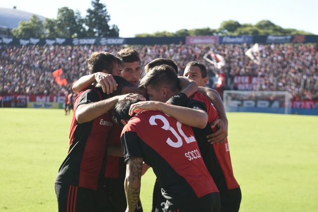 El Parque de la oportunidad:  Newells entendió cómo aprovechar el sinfín de desaciertos de Vélez