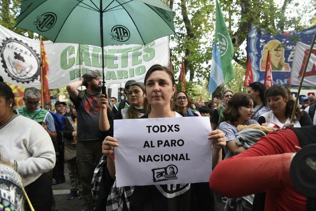 Gremios y organizaciones de Rosario se movilizaron junto a los jubilados y realizaron un acto frente la plaza San Martín.