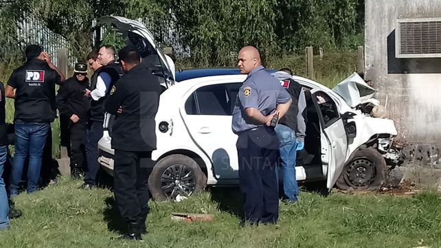 Investigan la muerte de un hombre que chocó su auto y tenía dos balazos