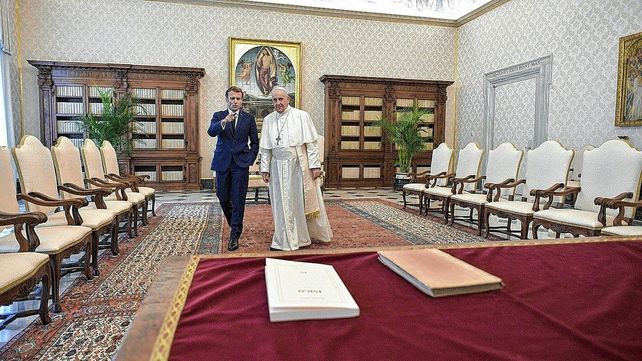 El Papa Francisco recibió a Macron en el Vaticano