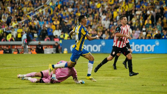 Ángel Di María se la acaba de picar al excanalla Marcelo Miño y le pondrá moño a su gran noche. Fue el 2 a 0 de Central