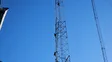 La instalación no genera impactos ambientales negativos relevantes y cumple con la normativa vigente sobre radiaciones no ionizantes.