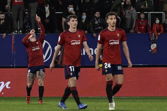 El delantero rosarino Chimy Ávila amargó a Barcelona