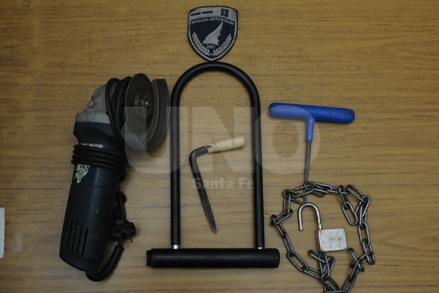 La policía persiguió y arrestó a dos ladrones por robar una moto en el centro