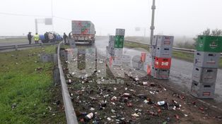 Un camión cargado de cervezas perdió parte de la carga en la autopista Santa Fe-Rosario