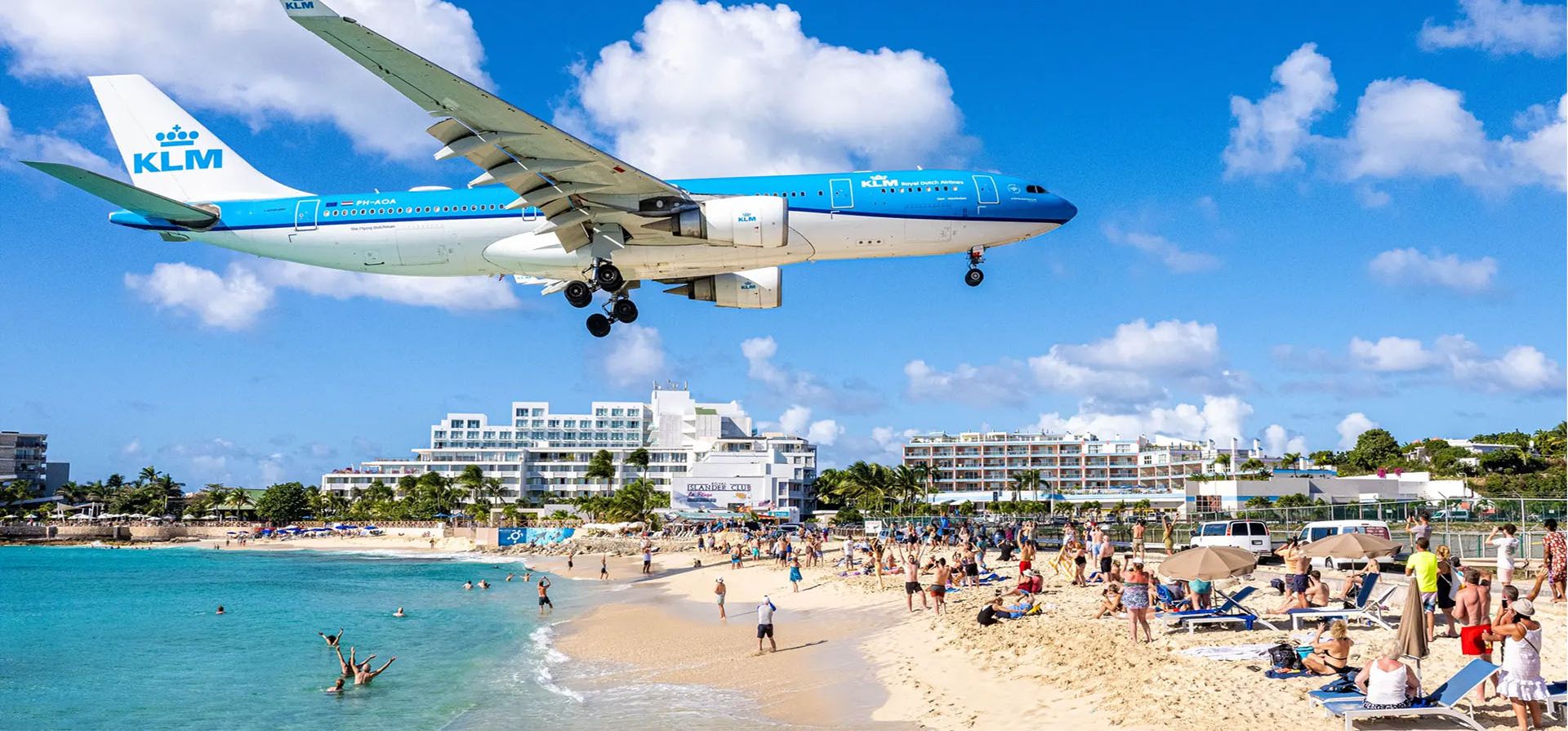 Un avión llega al aeropuerto internacional Princess Juliana sobrevolando la Playa de Maho, isla caribeña de Saint Martin. Fotografía: Rex/Shutterstock