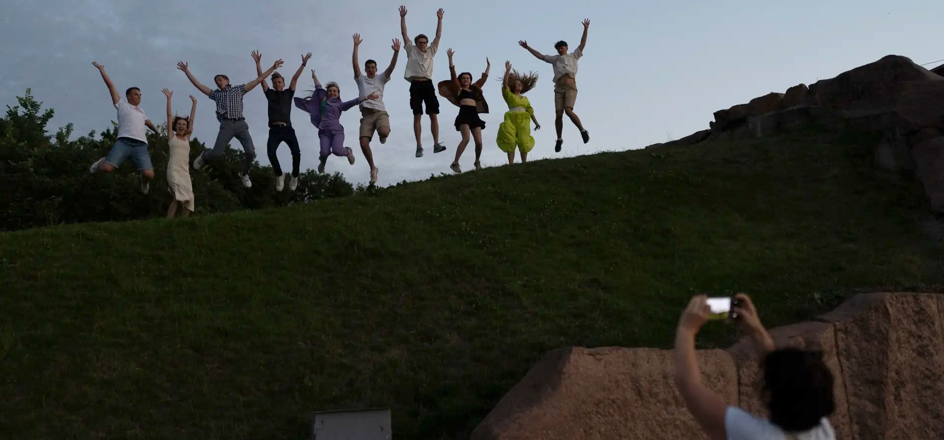 Kiev, Ucrania. Un grupo de recién graduados de secundaria saltan mientras posan para fotos para celebrar su graduación Fotografía: Jae C Hong/AP Kiev, Ucrania. Un grupo de recién graduados de secundaria saltan mientras posan para fotos para celebrar su graduación Fotografía: Jae C Hong/AP