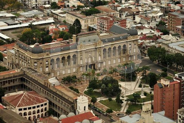El gobierno santafesino definirá en rondas de diálogo con los gremios estatales la cifra a otorgar para compensar la alta inflación.