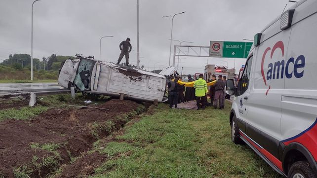 La camioneta que trasladaba a los agentes volcó en la Autopista Rosario - Santa Fe
