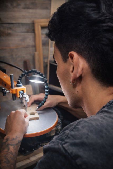 Los dueños de Bamboo aprendieron el oficio de trabajar la madera para hacer sus propios juguetes.