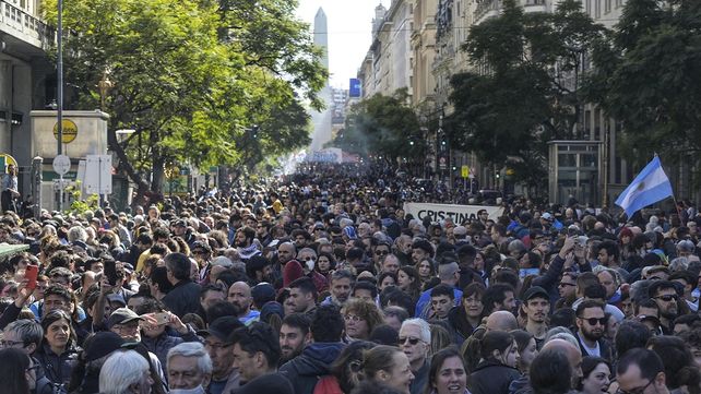 Multitudinarias marchas para repudiar el ataque a la Vicepresidenta