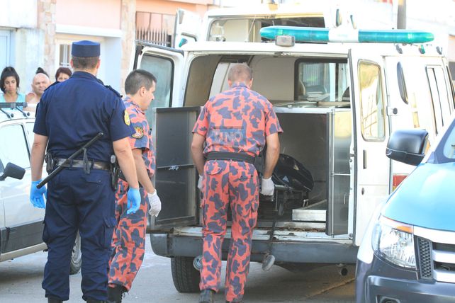 Policías cargando un cuerpo en Paraná. Foto archivo UNO. Diego Arias.&nbsp;