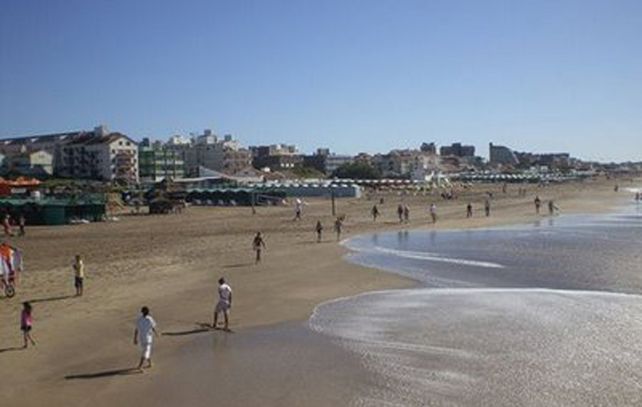 Las tres personas desaparecidas se internaron en el mar en una moto de agua.