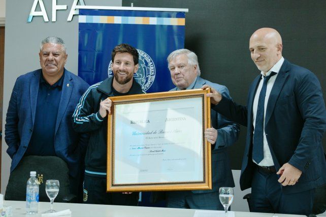 El capitán argentino Leo Messi recibió hoy el título “Doctor Honoris Causa” de la Universidad de Buenos Aires.