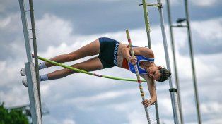 En la prueba femenina de salto con garrocha, Paula Gómez Iriondo, logró el tercer puesto con 3.60 metros.