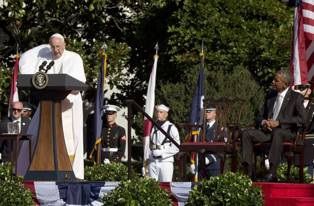 Carisma. El Santo Padre fue ovacionado por las más de 15 mil personas que acudieron a verlo a la Casa Blanca.