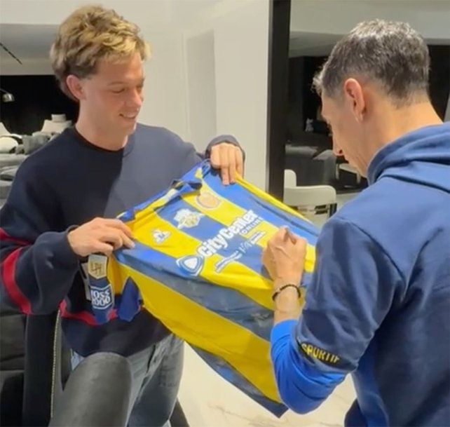 Di María firmó la camiseta de Central que le regaló a Santi Maratea.