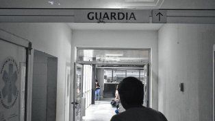 Choque en Santa Fe: Un fuerte siniestro vial ocurrió en la madrugada del domingo en General Paz y Luciano Torrent, involucrando un Chevrolet Cruze y una camioneta gris.