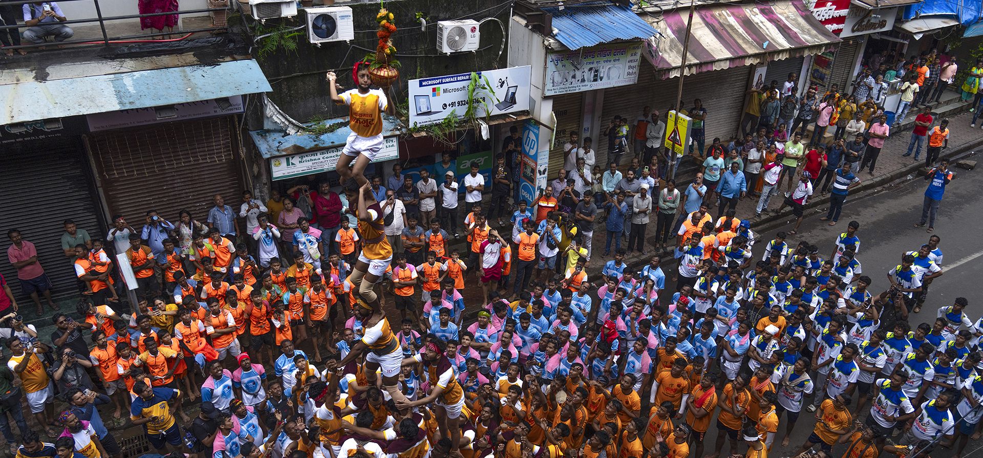 Participantes forman pirámides humanas para alcanzar una olla de barro que sobresale mientras celebran el festival hindú Janmashtami, el festival que marca el nacimiento del dios hindú Krishna, en Mumbai, India, el martes 27 de agosto de 2024. (Foto AP/Rafiq Maqbool) Participantes forman pirámides humanas para alcanzar una olla de barro que sobresale mientras celebran el festival hindú Janmashtami, el festival que marca el nacimiento del dios hindú Krishna, en Mumbai, India, el martes 27 de agosto de 2024. (Foto AP/Rafiq Maqbool)