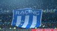 Los hinchas de Racing preparan un banderazo antes de la final de la Sudamericana