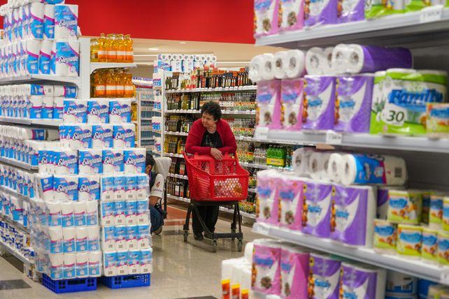 La encuesta advirtió que cada vez más mujeres acceden a créditos para solventar el gasto del hogar.
