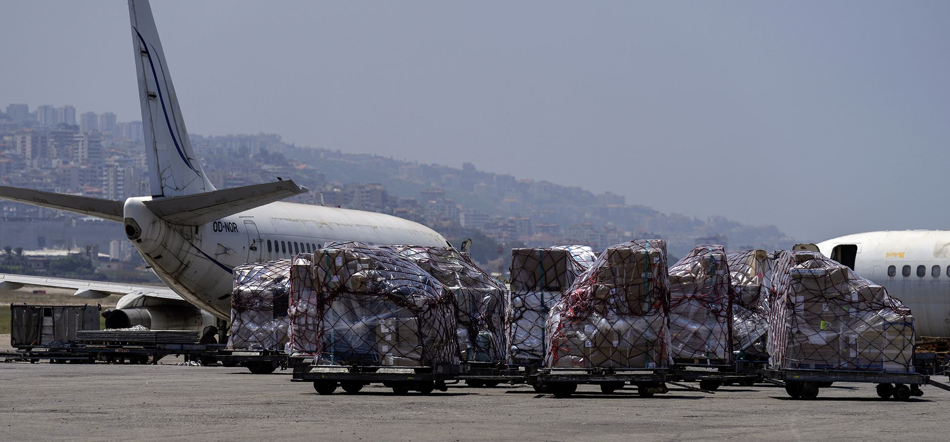 Trabajadores descargan un envío de un avión durante una gira para periodistas y diplomáticos en el Aeropuerto Internacional Rafik Hariri en Beirut, Líbano, el lunes 24 de junio de 2024. La gira se produce un día después de que un periódico británico publicara una historia, citando a trabajadores anónimos del aeropuerto, afirmando que Hezbollah está almacenando armas en el aeropuerto, ya que los enfrentamientos de meses con el ejército israelí en la frontera entre Líbano e Israel se han intensificado significativamente en las últimas semanas. (Foto AP/Bilal Hussein) Trabajadores descargan un envío de un avión durante una gira para periodistas y diplomáticos en el Aeropuerto Internacional Rafik Hariri en Beirut, Líbano, el lunes 24 de junio de 2024. La gira se produce un día después de que un periódico británico publicara una historia, citando a trabajadores anónimos del aeropuerto, afirmando que Hezbollah está almacenando armas en el aeropuerto, ya que los enfrentamientos de meses con el ejército israelí en la frontera entre Líbano e Israel se han intensificado significativamente en las últimas semanas. (Foto AP/Bilal Hussein)
