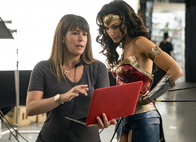 Gadot junto a la directora Patty Jenkins.&nbsp;