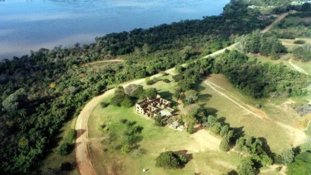 Es un proyecto que busca recuperar bosques nativos que están degradados.
