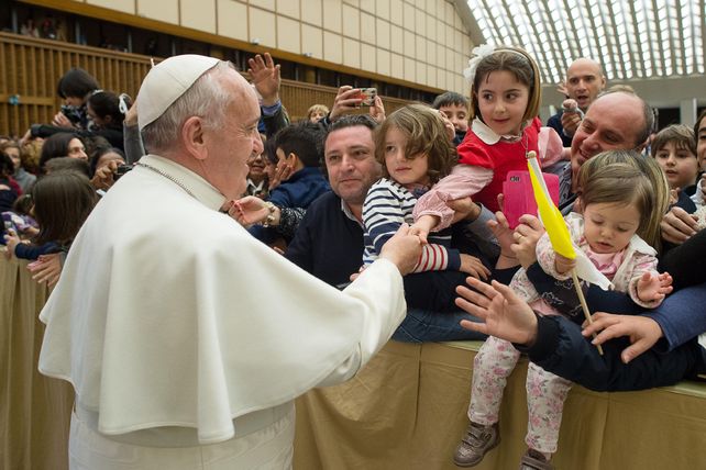 Francisco recibe muestras de gratitud durante la audiencia en la que participaron docentes italianos. (Foto: Reuters)