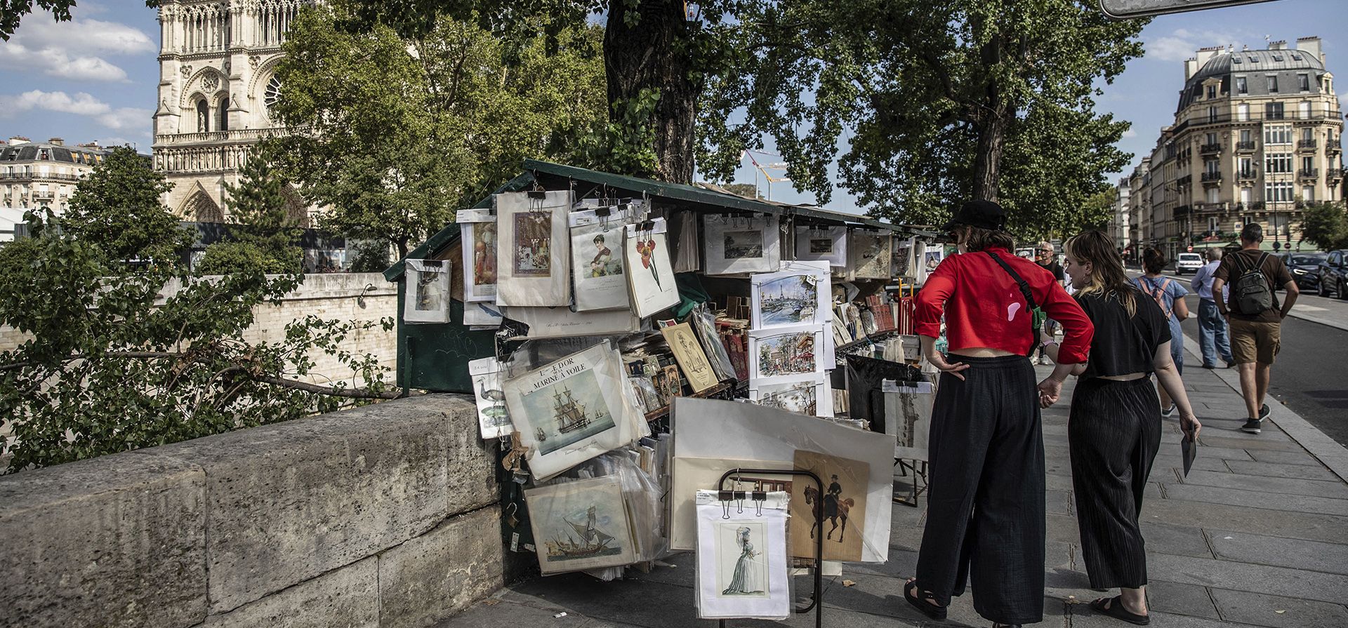Turistas pasan junto al puesto de librería, llamado "bouquiniste" a lo largo de la orilla del río Sena en París, el viernes 25 de agosto de 2023. (Foto AP/Sophie García) Turistas pasan junto al puesto de librería, llamado "bouquiniste" a lo largo de la orilla del río Sena en París, el viernes 25 de agosto de 2023. (Foto AP/Sophie García)