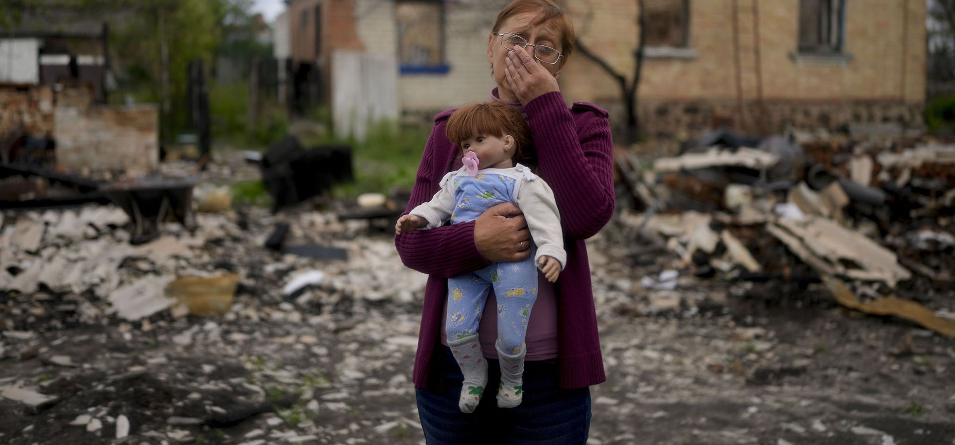 Nila Zelinska sostiene la muñeca de su nieta que recuperó de su hogar destruido durante la invasión rusa en Potashnya, en las afueras de Kyiv. Zelinska regresó después de escapar de la guerra y descubrió que ahora no tiene hogar.