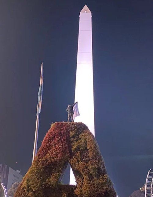 Fue a hacer la previa de la final al Obelisco porteño, cayó de un cartel y murió