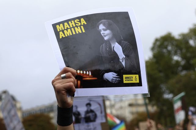 La muerte de Mahsa Amini, de 22 años, provoca protestas en Estados Unidos, Europa y Medio Oriente. Amini murió el pasado 16 de septiembre después de que la llamada Policía de la moral la detuvo en Teherán por considerar que llevaba mal puesto el velo islámico.