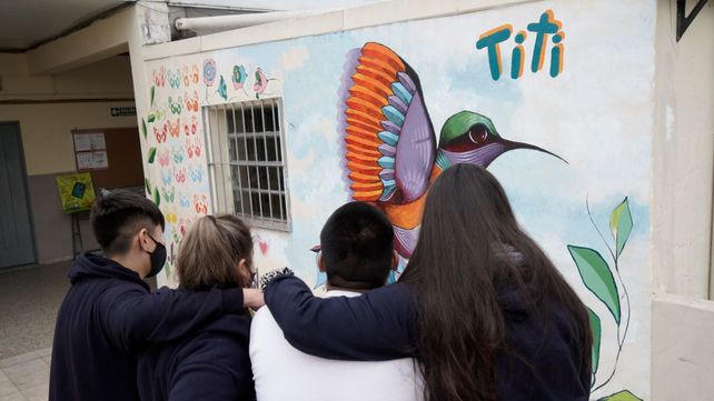 Los compañeros y las compañeras del curso de Ticiana pintaron un colibrí para recordar a la joven en el primer piso de la escuela de Camilo Aldao y Cerrito.