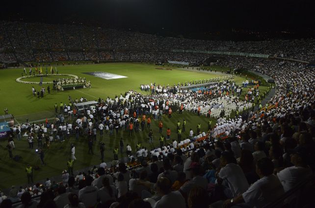 Emotivo y conmovedor homenaje a Chapecoense en el estadio de Medellín tras la tragedia